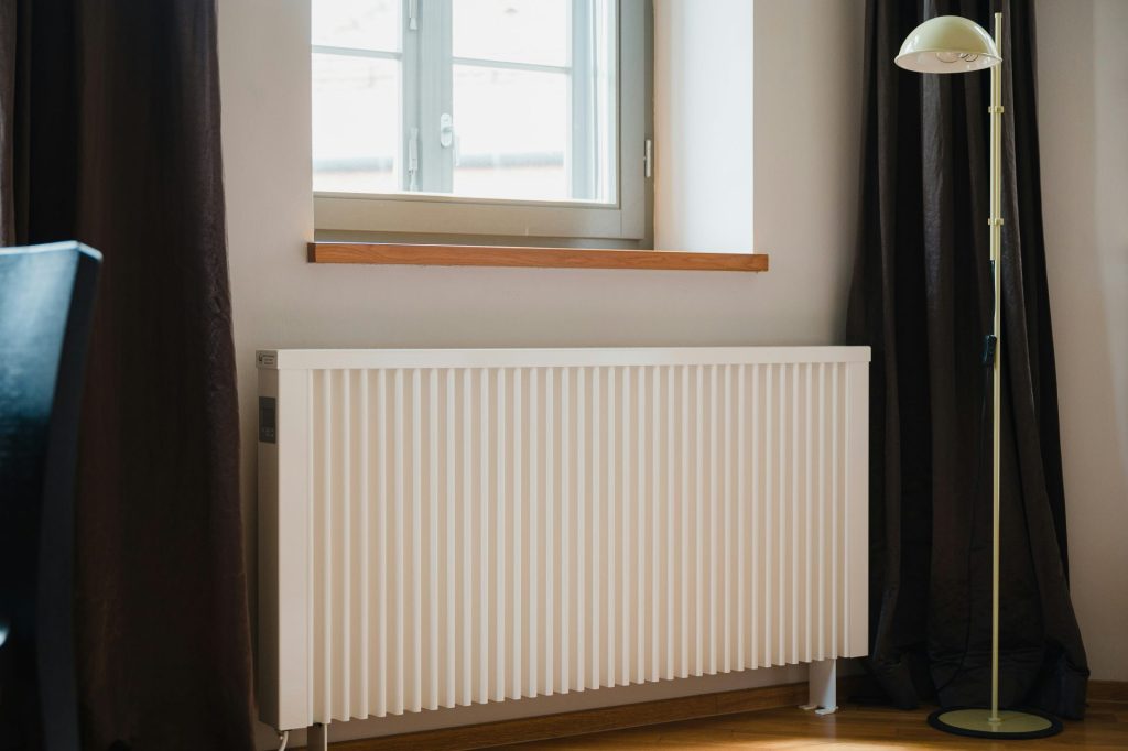 Ein weißer Heizkörper in einem Zimmer